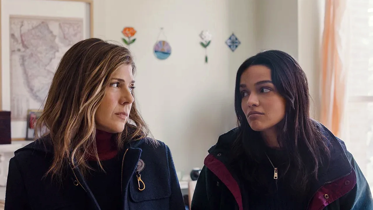 Rachel Zegler e Marisa Tomei vivem mãe e filha na primeira imagem oficial de She Gets It From Me
