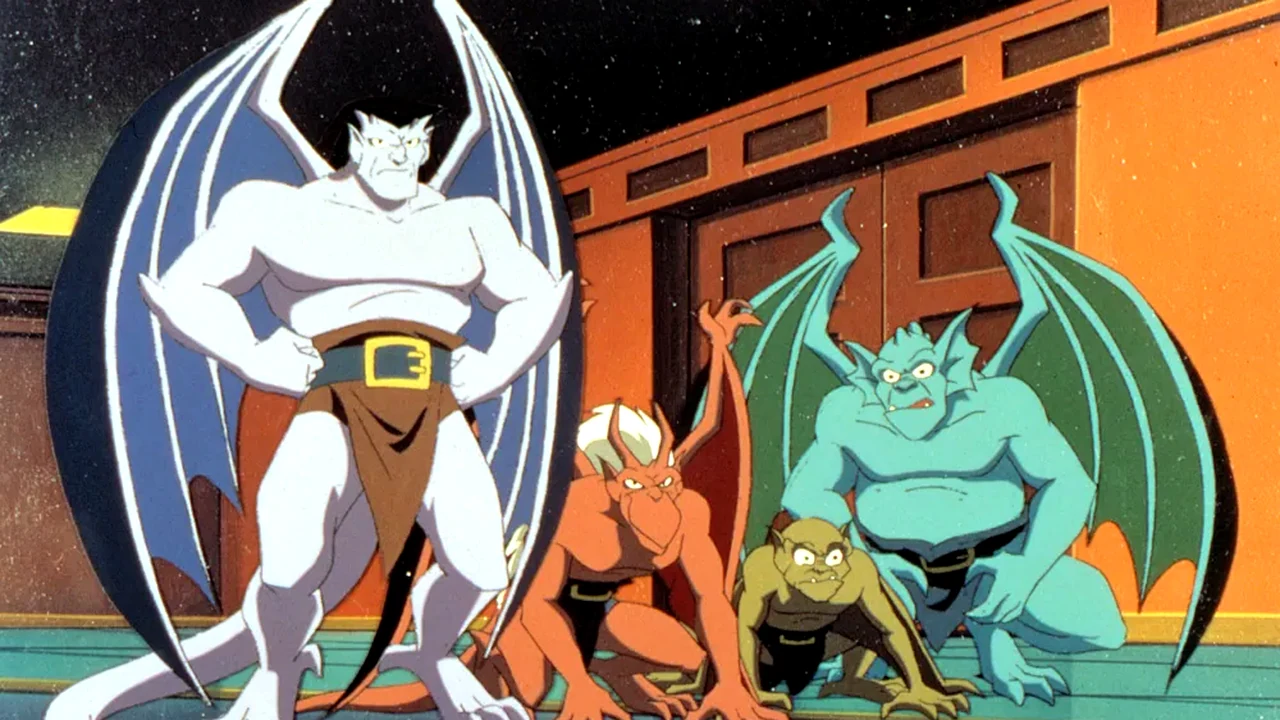 Quatro personagens da série animada Gárgulas, liderados pelo imponente Golias, posam juntos em um cenário interno com paredes de madeira.
