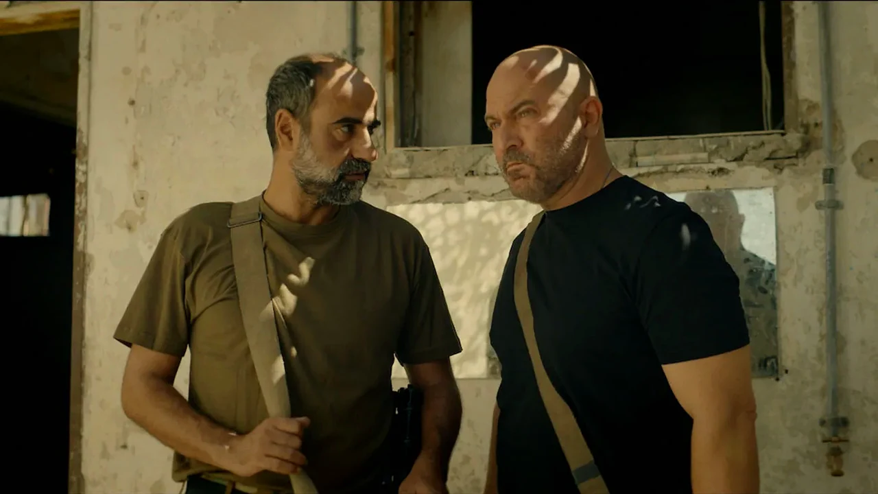 Os atores Lior Raz e Yaakov Zada-Daniel caracterizados com uniformes táticos escuros na 5ª temporada da série Fauda