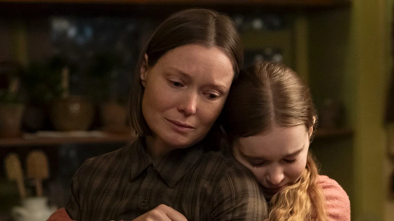As atrizes Samantha Sloyan e Summer H. Howell abraçadas em uma cena de tom intimista com pouca iluminação.