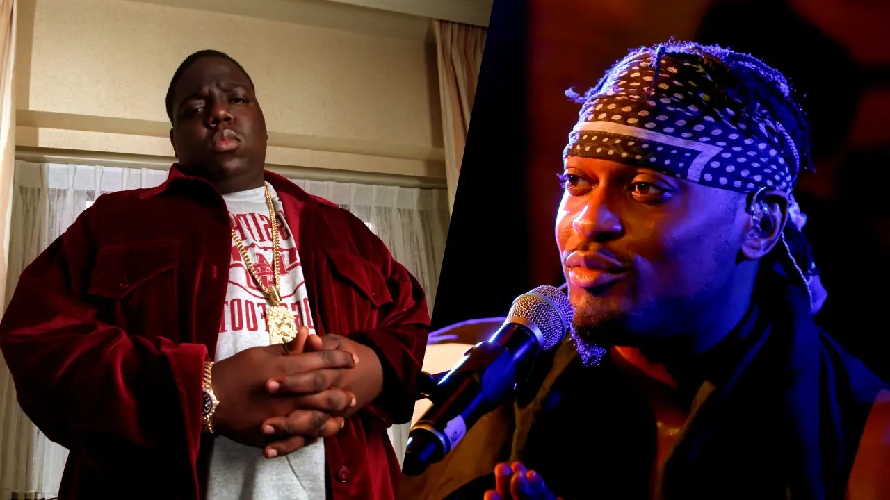 O rapper Notorious B.I.G. de casaco vermelho ao lado do ator SwayvoTwain cantando ao microfone com bandana na cabeça.