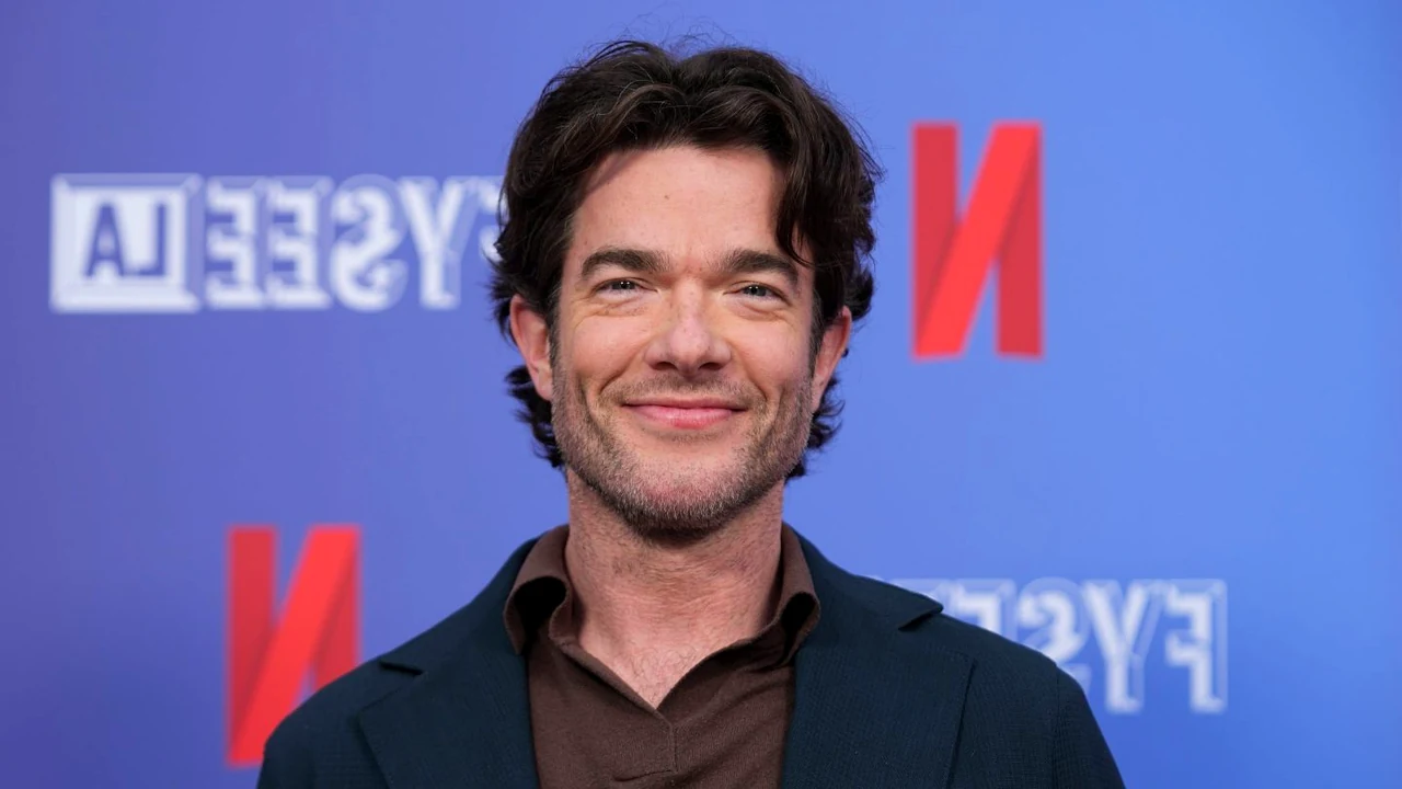 John Mulaney negocia para estrelar novo filme de Agente 86